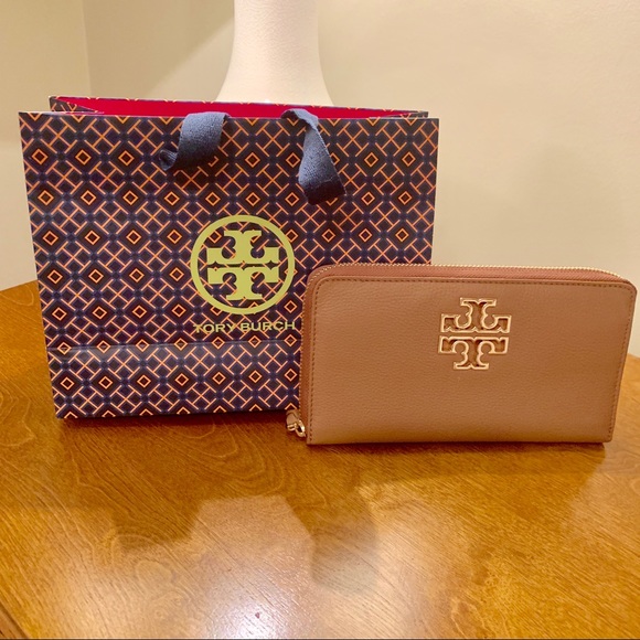 Tory Burch Handbags - Tory Burch Britten Leather Wallet